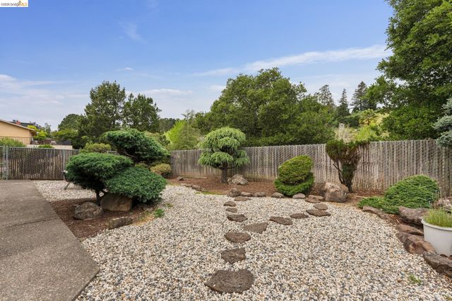 5200 Pinecrest Drive, Oakland, CA 94605