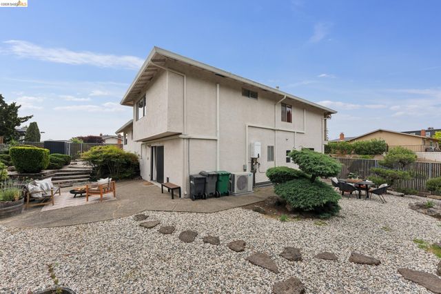 5200 Pinecrest Drive, Oakland, CA 94605