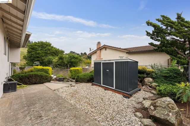 5200 Pinecrest Drive, Oakland, CA 94605