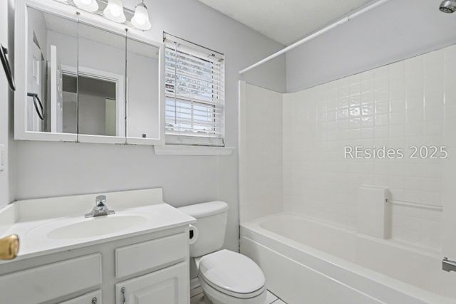 4 Shiney Leaf Ct, Ladys Island, SC 29907