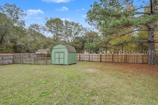 4 Shiney Leaf Ct, Ladys Island, SC 29907