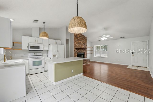 4 Shiney Leaf Ct, Ladys Island, SC 29907