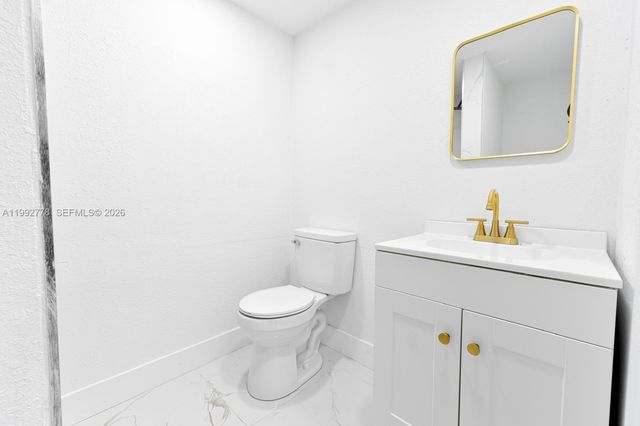 7884 NW 175th St, Hialeah, FL 33015