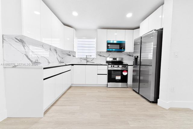 7884 NW 175th St, Hialeah, FL 33015