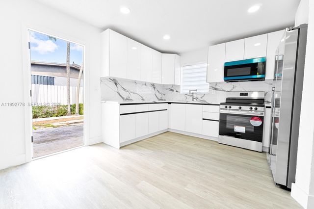 7884 NW 175th St, Hialeah, FL 33015