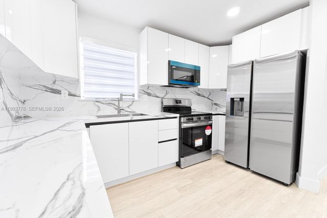 7884 NW 175th St, Hialeah, FL 33015