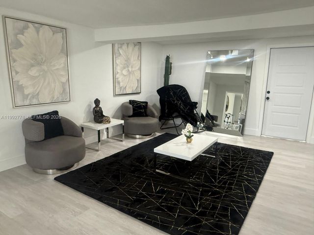 7884 NW 175th St, Hialeah, FL 33015