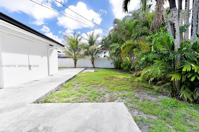 7884 NW 175th St, Hialeah, FL 33015