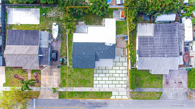 7884 NW 175th St, Hialeah, FL 33015