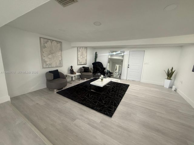 7884 NW 175th St, Hialeah, FL 33015