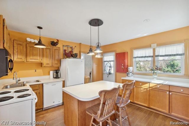 1716 E WARDLOW Road, Highland, MI 48356