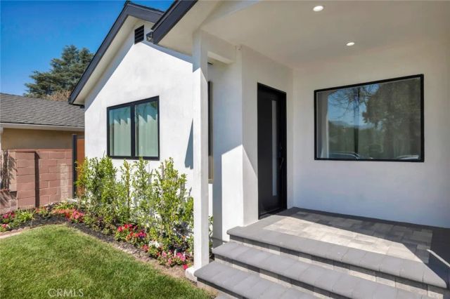 2115 W Clark Avenue, Burbank, CA 91506