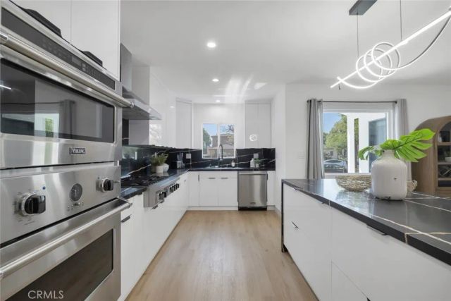 2115 W Clark Avenue, Burbank, CA 91506