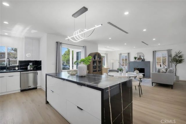 2115 W Clark Avenue, Burbank, CA 91506