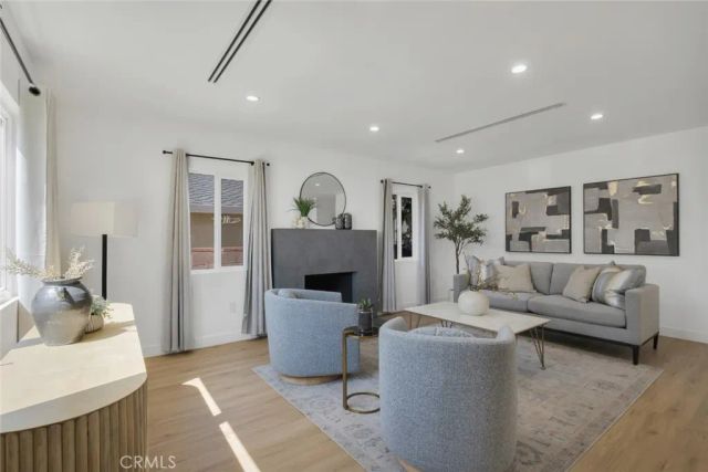 2115 W Clark Avenue, Burbank, CA 91506