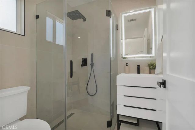 2115 W Clark Avenue, Burbank, CA 91506