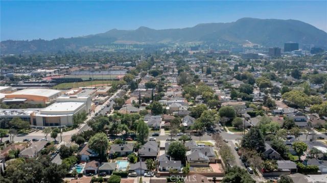 2115 W Clark Avenue, Burbank, CA 91506