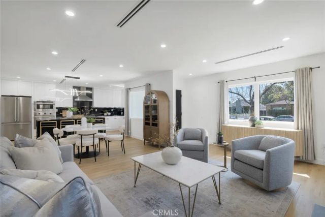 2115 W Clark Avenue, Burbank, CA 91506