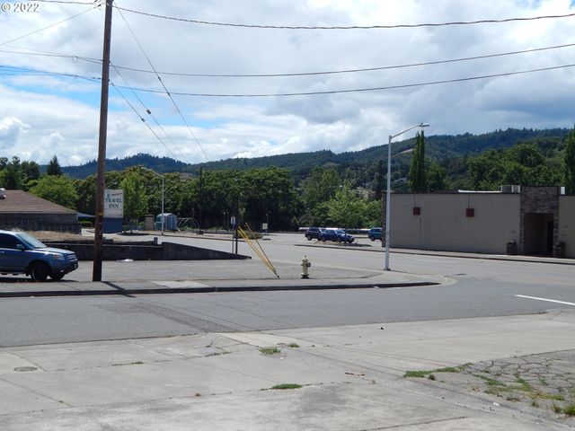 728 Se RICE Ave, Roseburg, OR 97470