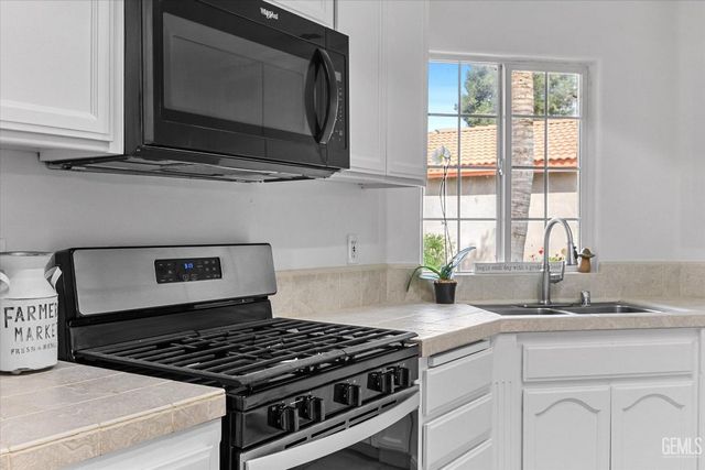 9803 Manhattan Drive, Bakersfield, CA 93312