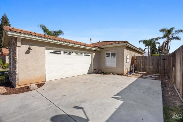 9803 Manhattan Drive, Bakersfield, CA 93312