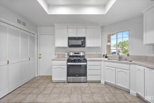 9803 Manhattan Drive, Bakersfield, CA 93312