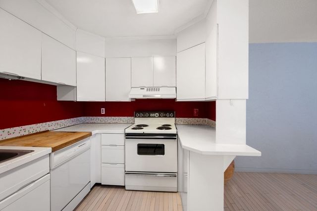 55 Tall Oaks Dr L8, Weymouth, MA 02190