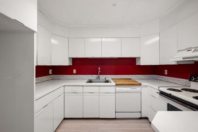 55 Tall Oaks Dr L8, Weymouth, MA 02190