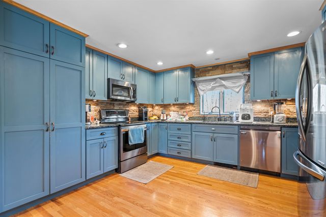 5 Chartwell Court, Londonderry, NH 03053