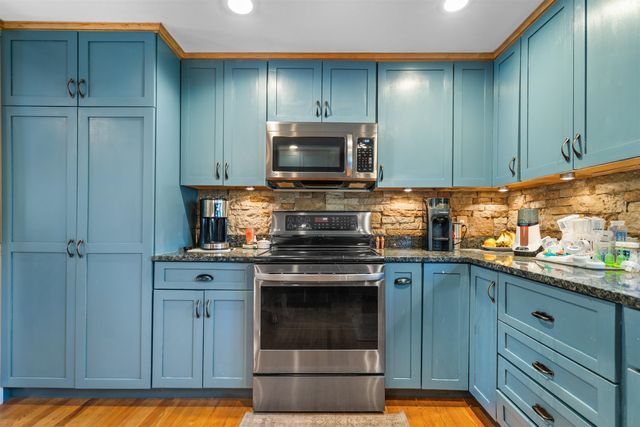5 Chartwell Court, Londonderry, NH 03053
