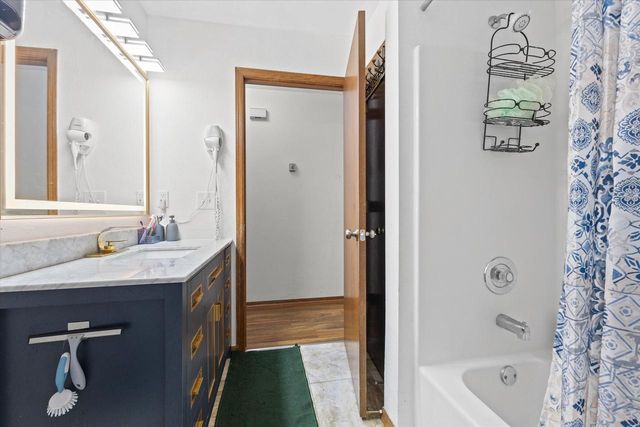 4102 W Minnesota COURT, Franklin, WI 53132