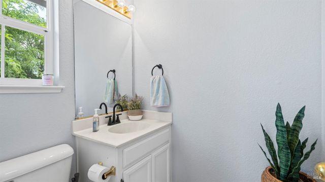 1407 Woodside Cir, Petaluma, CA 94954