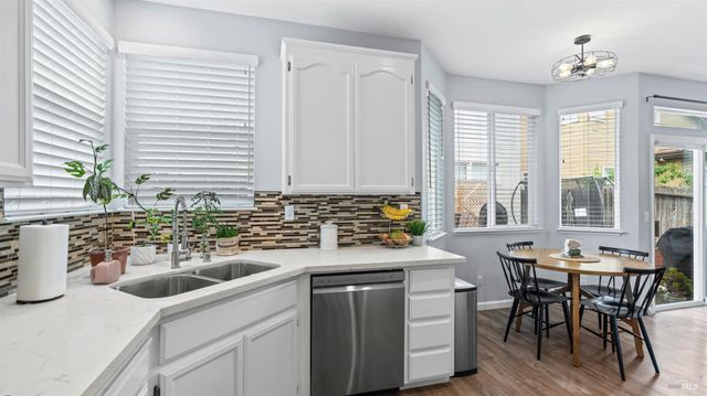 1407 Woodside Cir, Petaluma, CA 94954