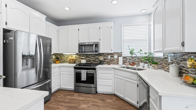 1407 Woodside Cir, Petaluma, CA 94954