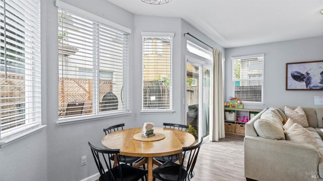 1407 Woodside Cir, Petaluma, CA 94954