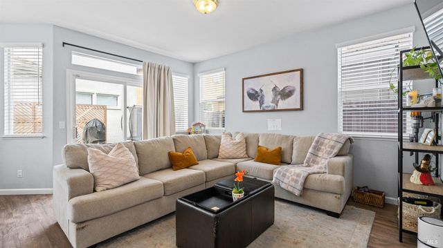 1407 Woodside Cir, Petaluma, CA 94954