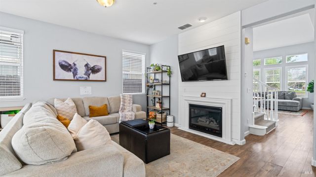 1407 Woodside Cir, Petaluma, CA 94954