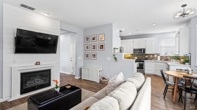 1407 Woodside Cir, Petaluma, CA 94954