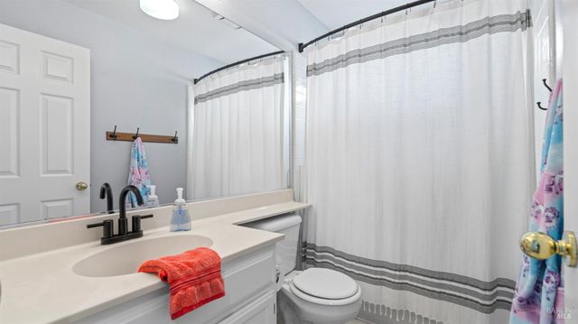 1407 Woodside Cir, Petaluma, CA 94954