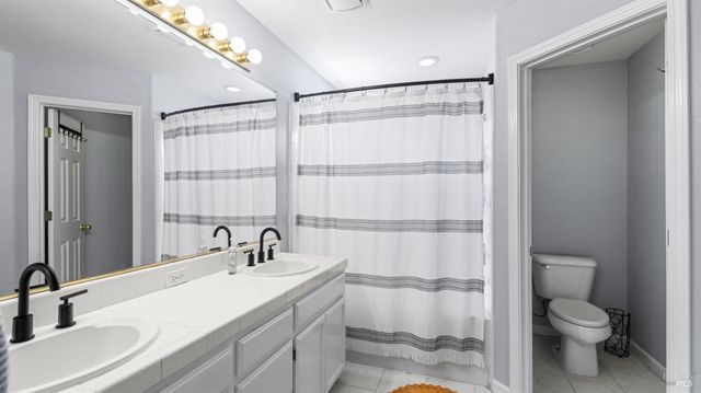 1407 Woodside Cir, Petaluma, CA 94954