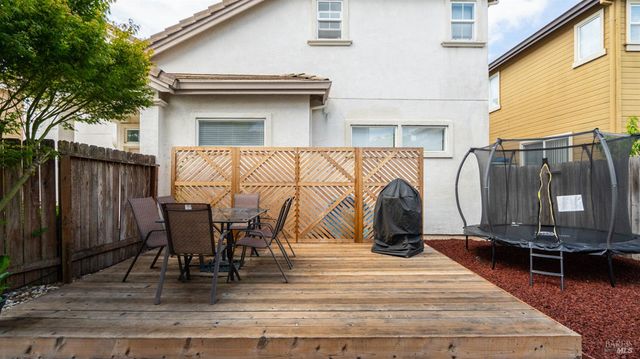 1407 Woodside Cir, Petaluma, CA 94954