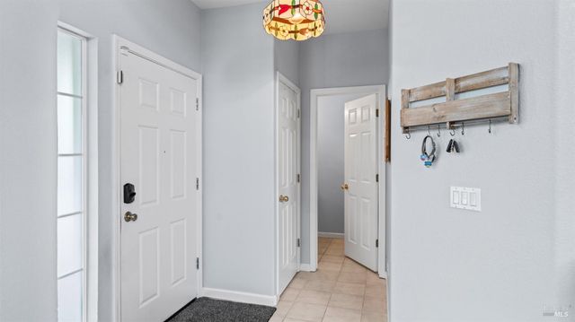 1407 Woodside Cir, Petaluma, CA 94954