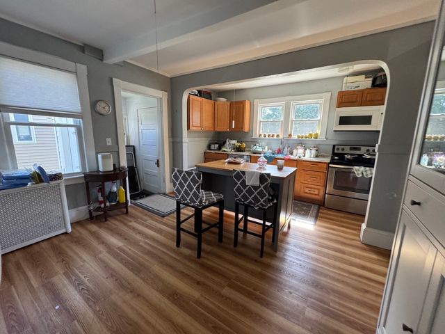 14 Taylor St, Chicopee, MA 01020