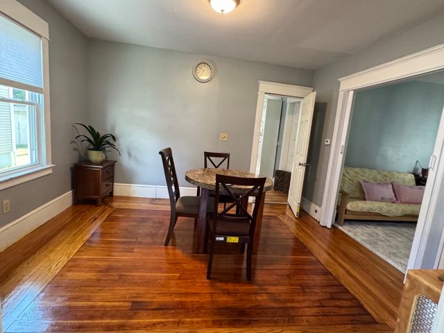 14 Taylor St, Chicopee, MA 01020