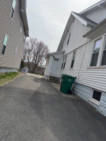 14 Taylor St, Chicopee, MA 01020