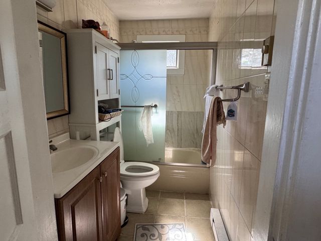 14 Taylor St, Chicopee, MA 01020