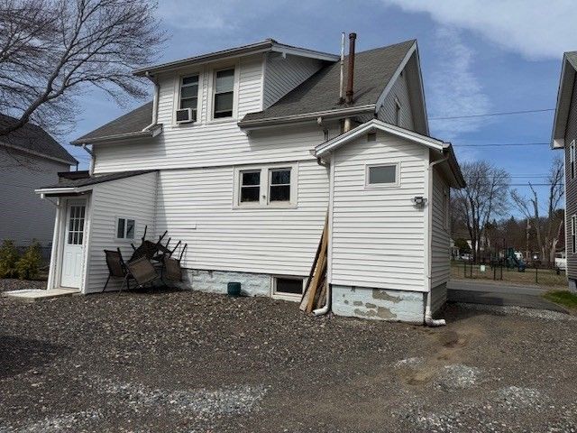 14 Taylor St, Chicopee, MA 01020