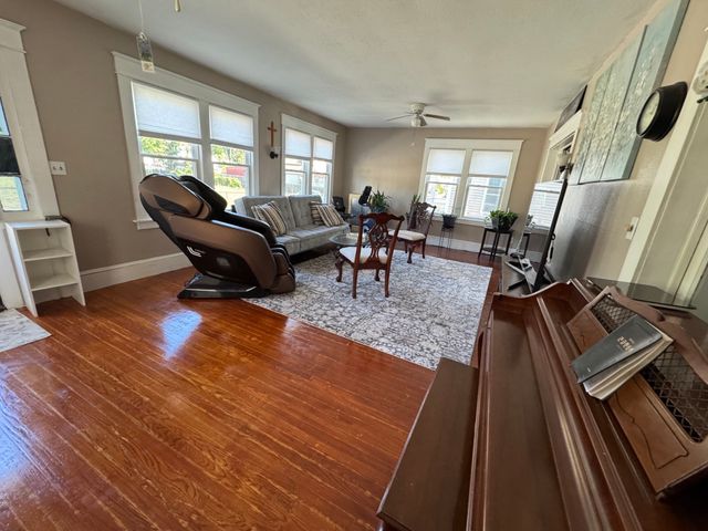 14 Taylor St, Chicopee, MA 01020