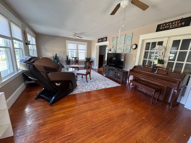 14 Taylor St, Chicopee, MA 01020