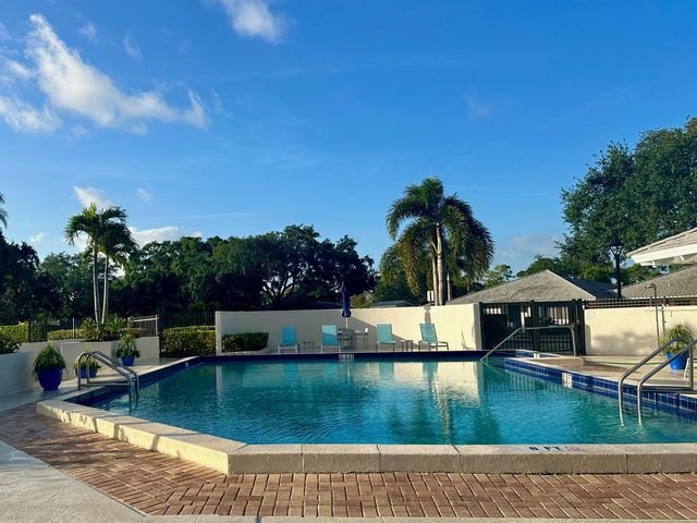 402 Club Drive, Palm Beach Gardens, FL 33418